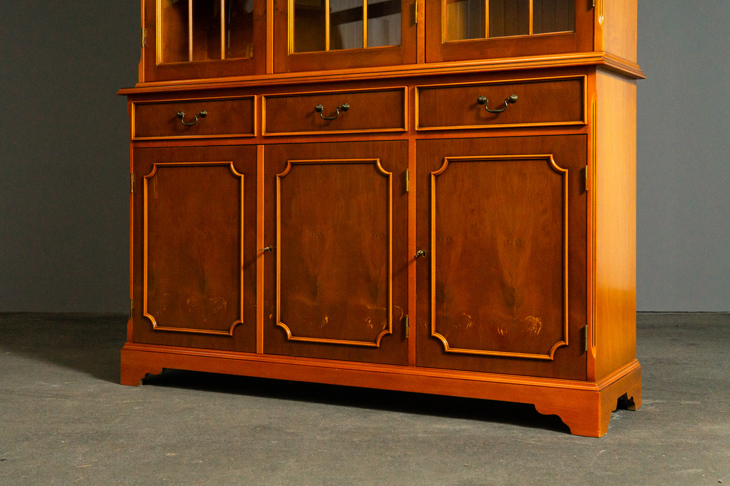 Eleganter Bücherschrank im Englischen Stil