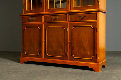 Eleganter Bücherschrank im Englischen Stil