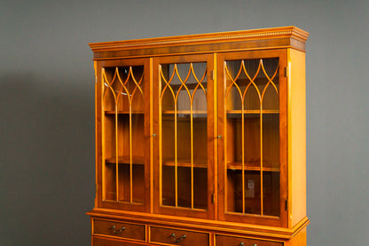 Eleganter Bücherschrank im Englischen Stil