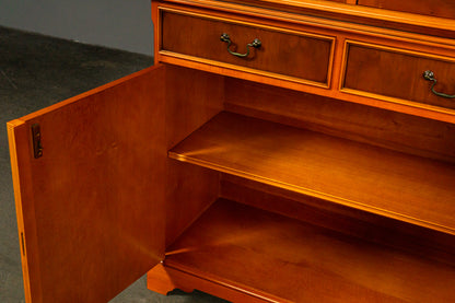 Eleganter Bücherschrank im Englischen Stil