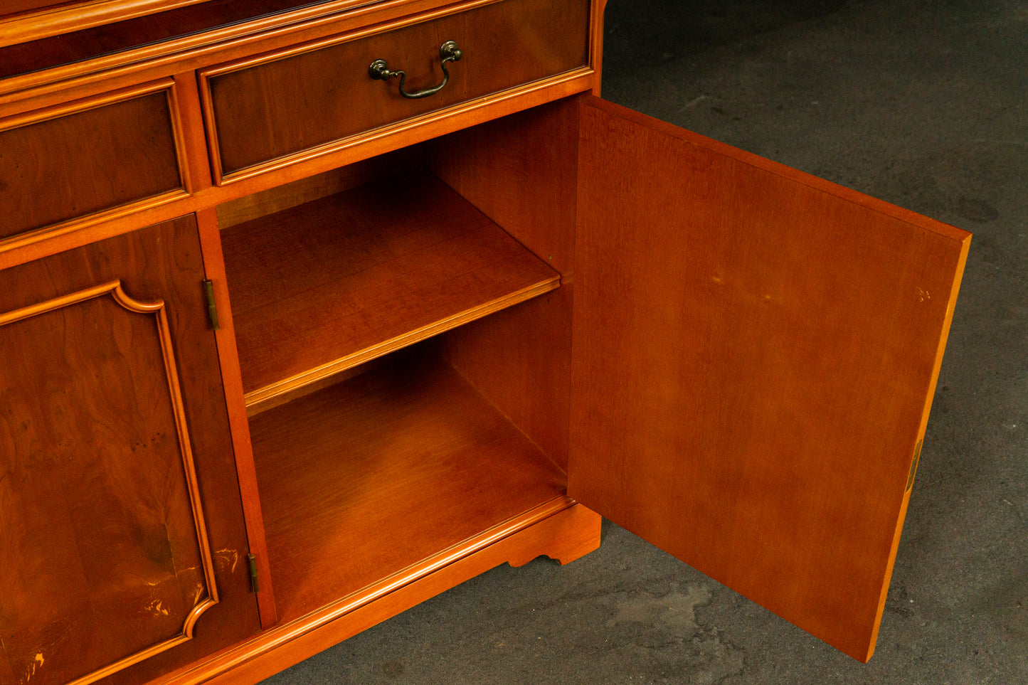 Eleganter Bücherschrank im Englischen Stil
