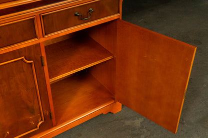 Eleganter Bücherschrank im Englischen Stil