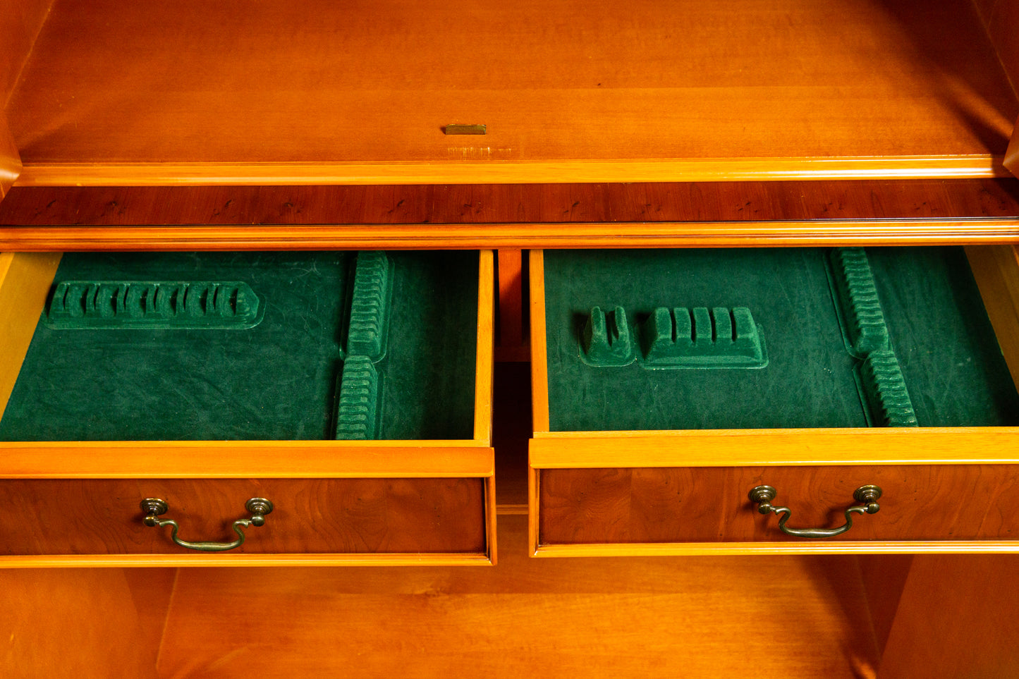 Eleganter Bücherschrank im Englischen Stil