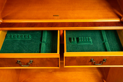 Eleganter Bücherschrank im Englischen Stil