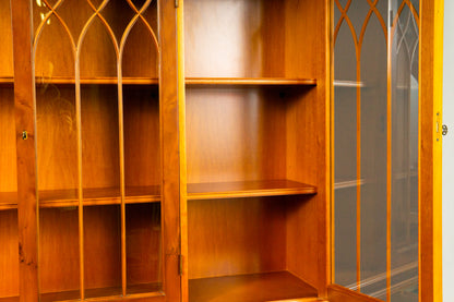 Eleganter Bücherschrank im Englischen Stil