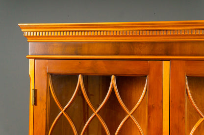 Eleganter Bücherschrank im Englischen Stil