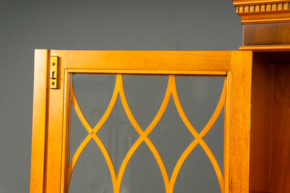 Eleganter Bücherschrank im Englischen Stil