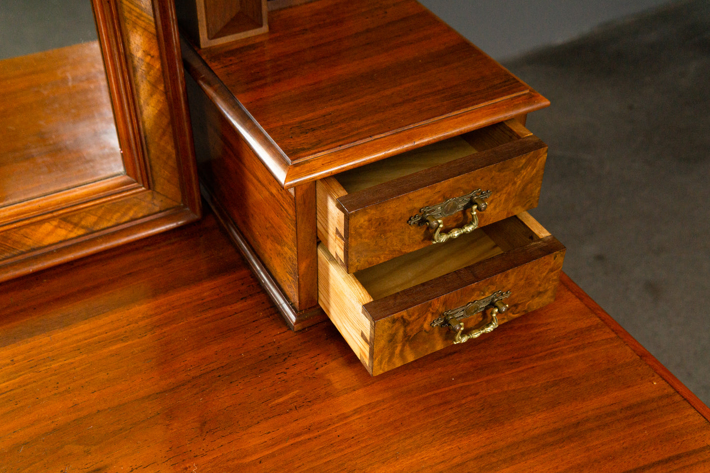 Stilvolle Gründerzeit Kommode mit Spiegelaufsatz