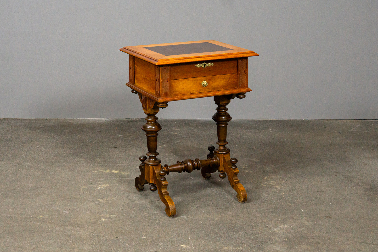 Stilvoller Gründerzeit Nähtisch