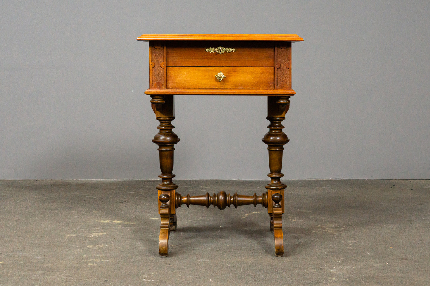 Stilvoller Gründerzeit Nähtisch