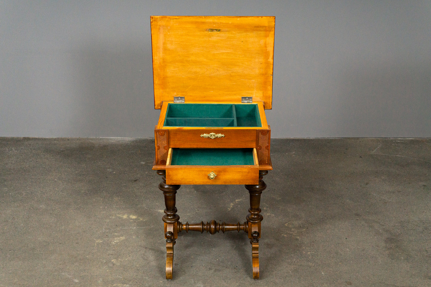 Stilvoller Gründerzeit Nähtisch