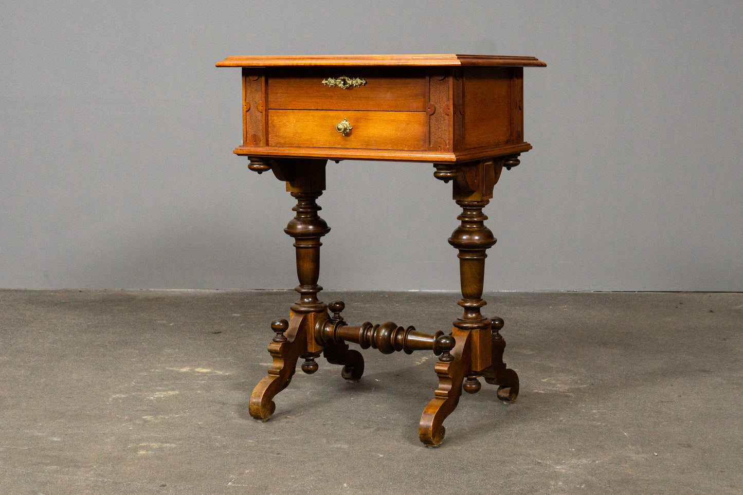 Stilvoller Gründerzeit Nähtisch