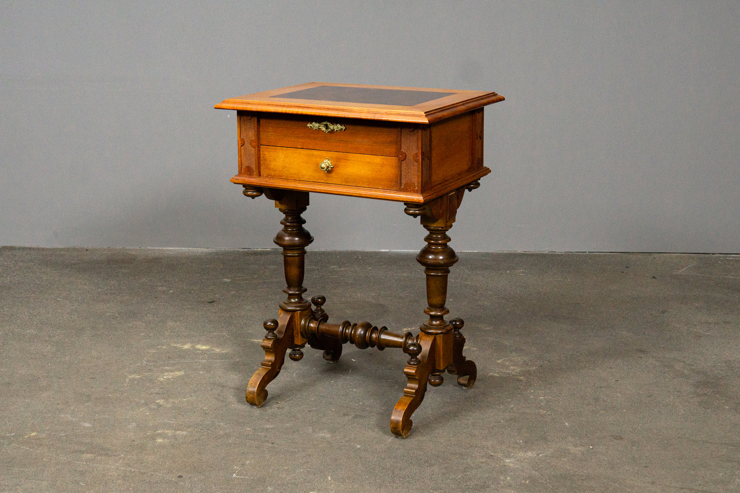 Stilvoller Gründerzeit Nähtisch