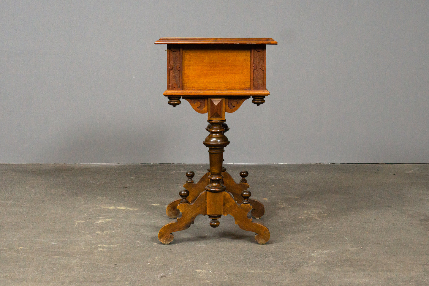 Stilvoller Gründerzeit Nähtisch