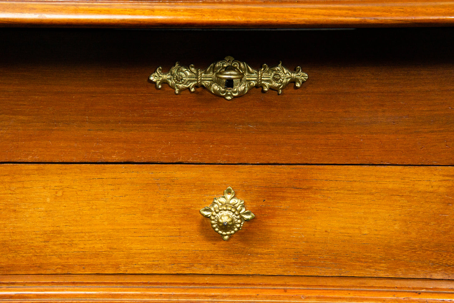 Stilvoller Gründerzeit Nähtisch