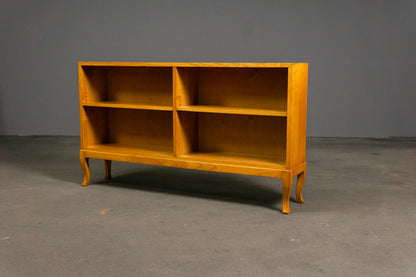 Schlichtes Antikes Bücherregal
