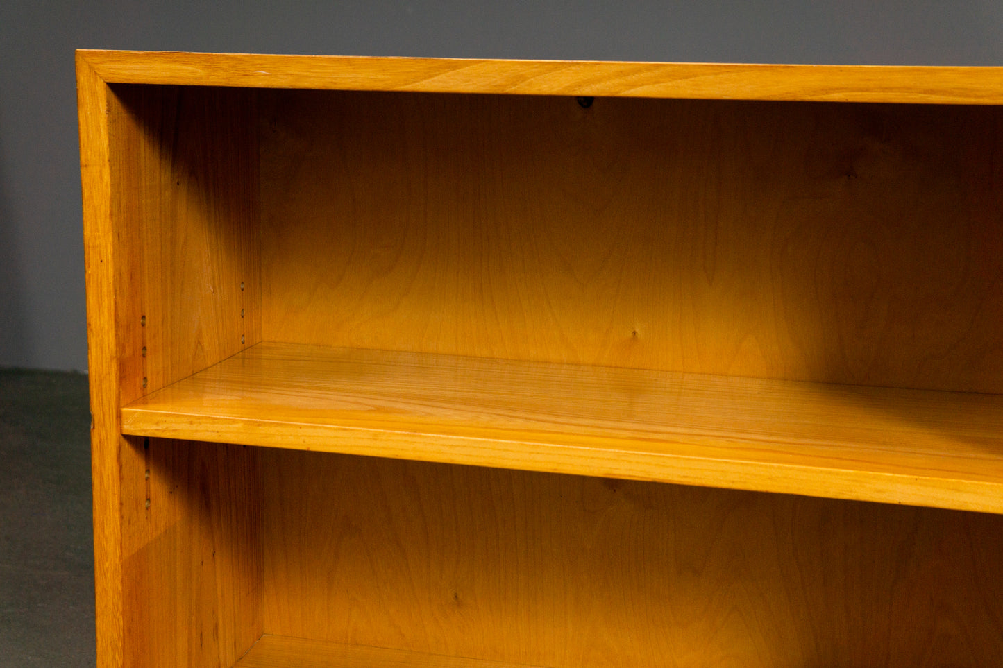 Schlichtes Antikes Bücherregal
