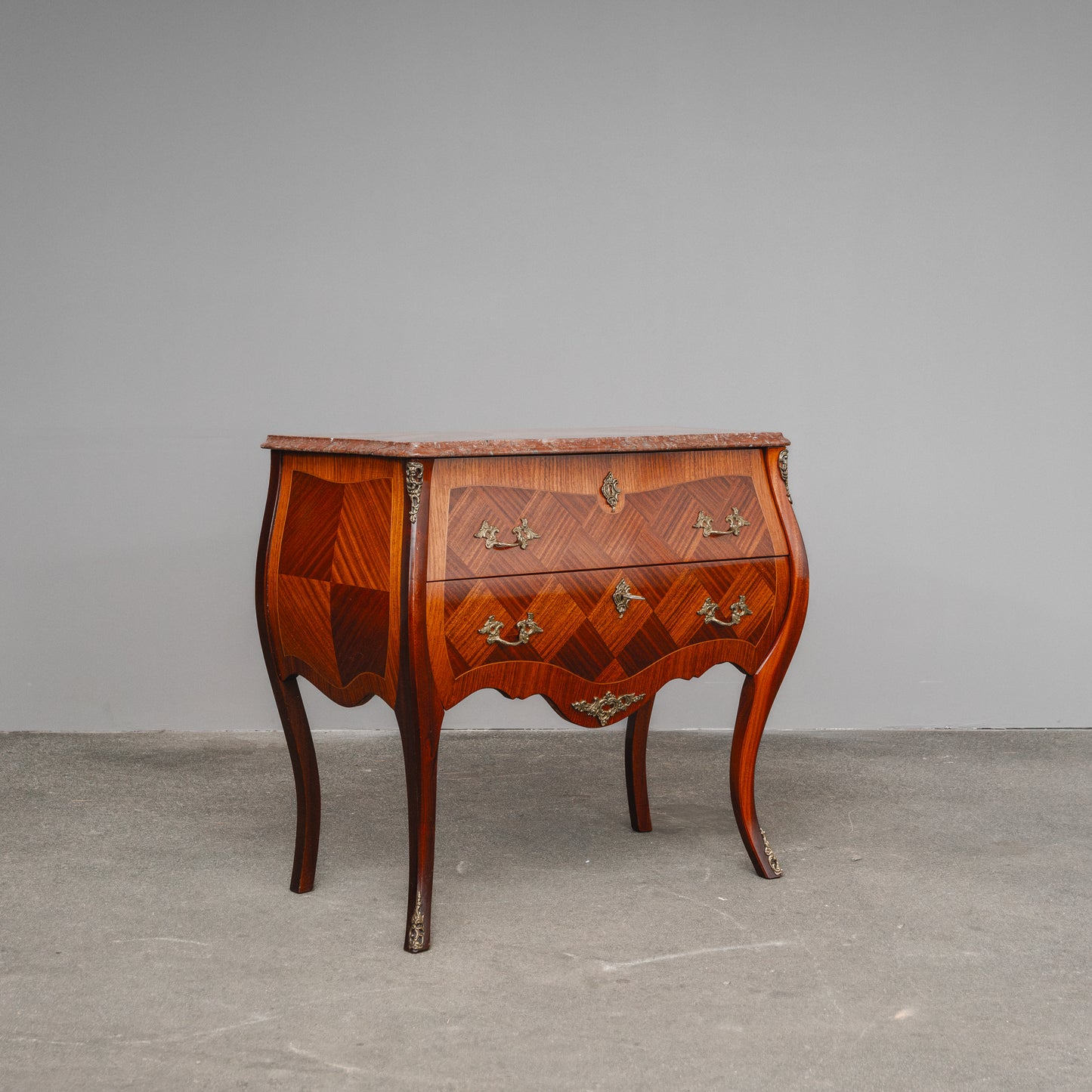 kleine Kommode im Barock Stil