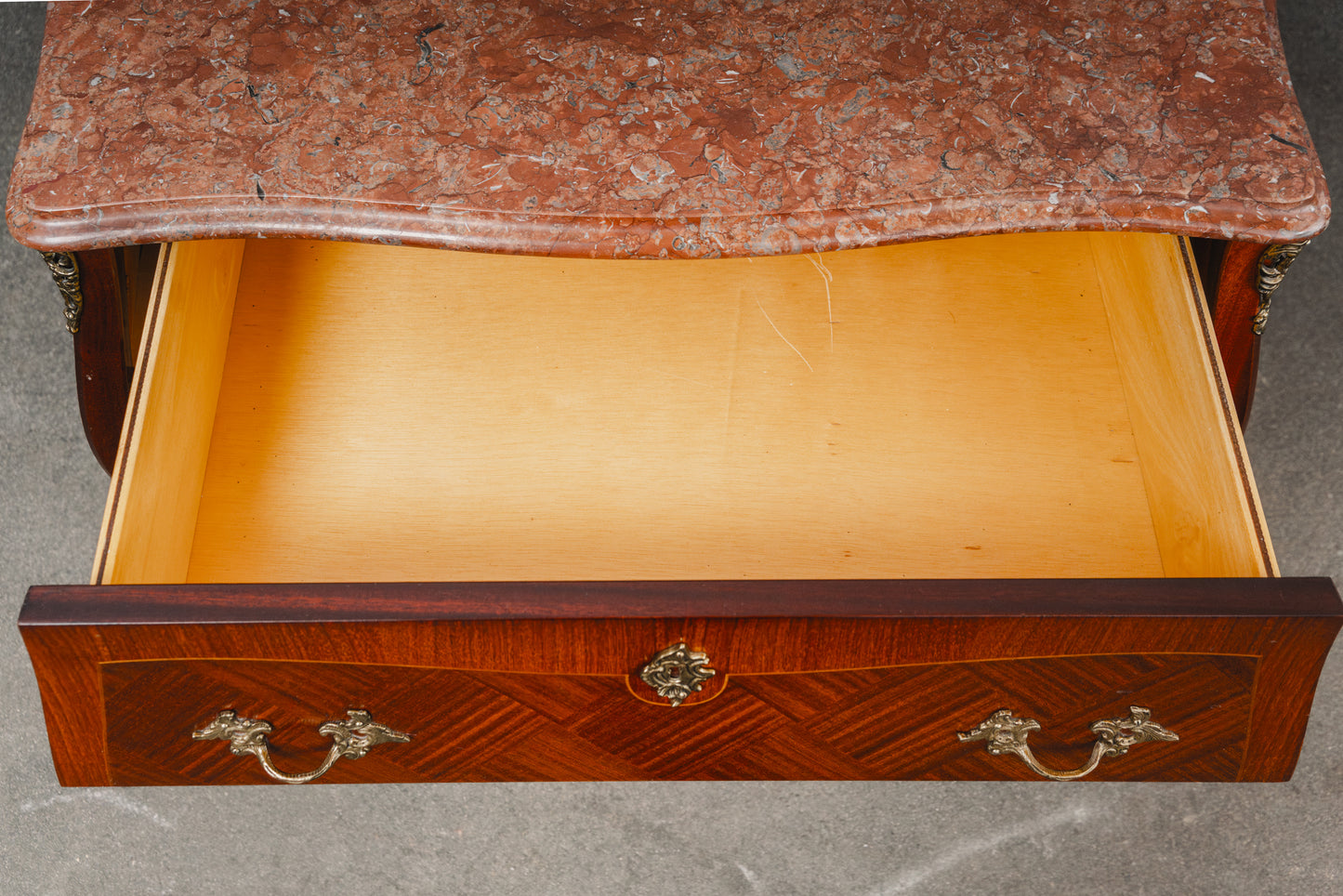 kleine Kommode im Barock Stil