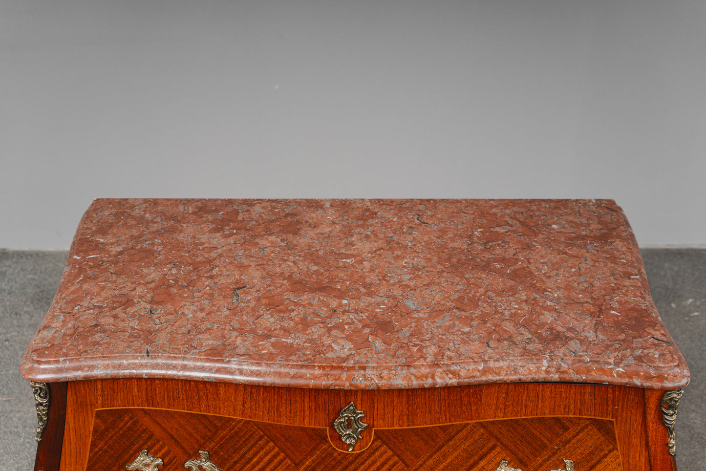 kleine Kommode im Barock Stil