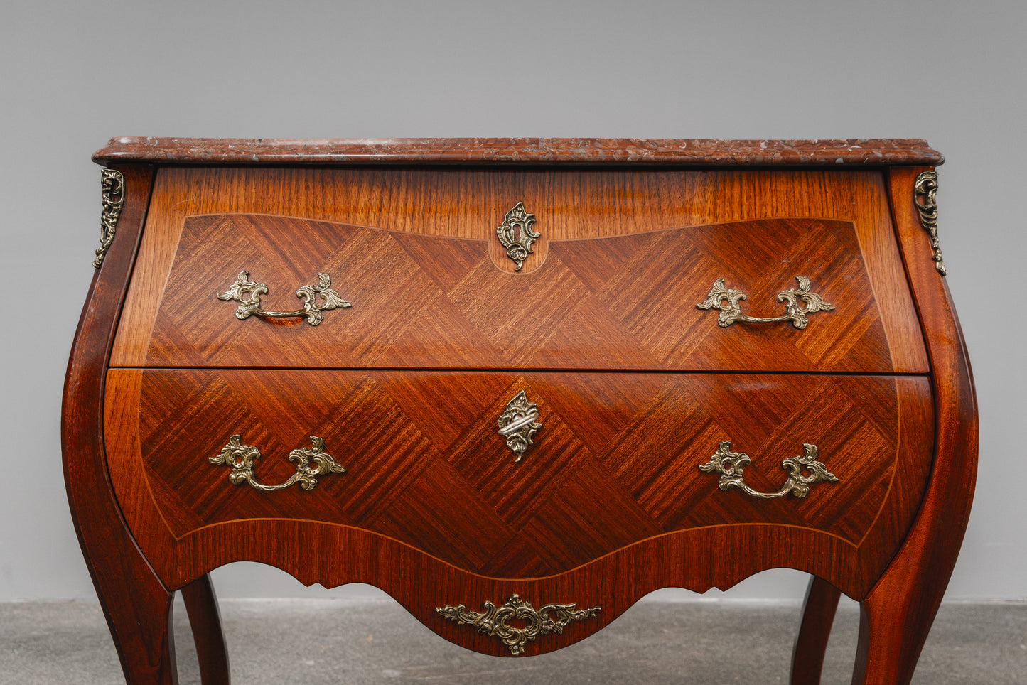 kleine Kommode im Barock Stil