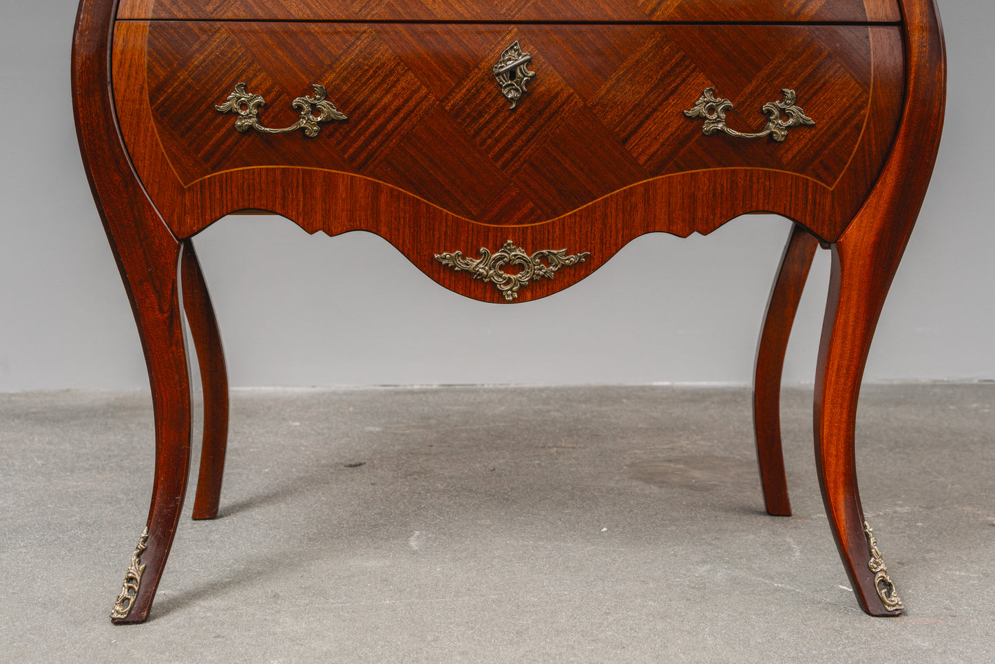 kleine Kommode im Barock Stil