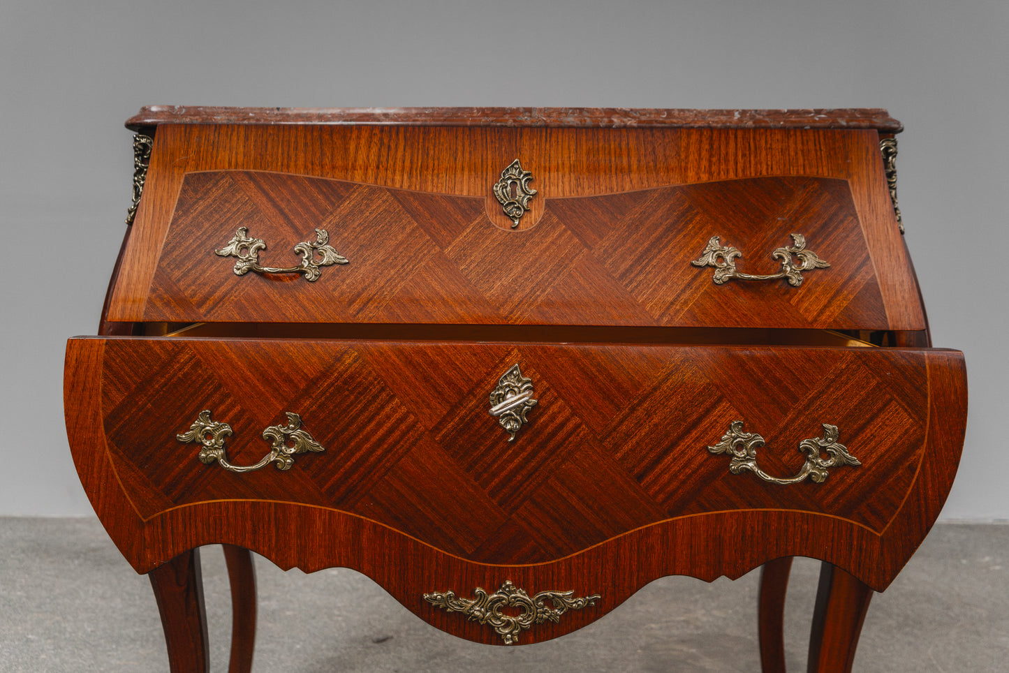 kleine Kommode im Barock Stil