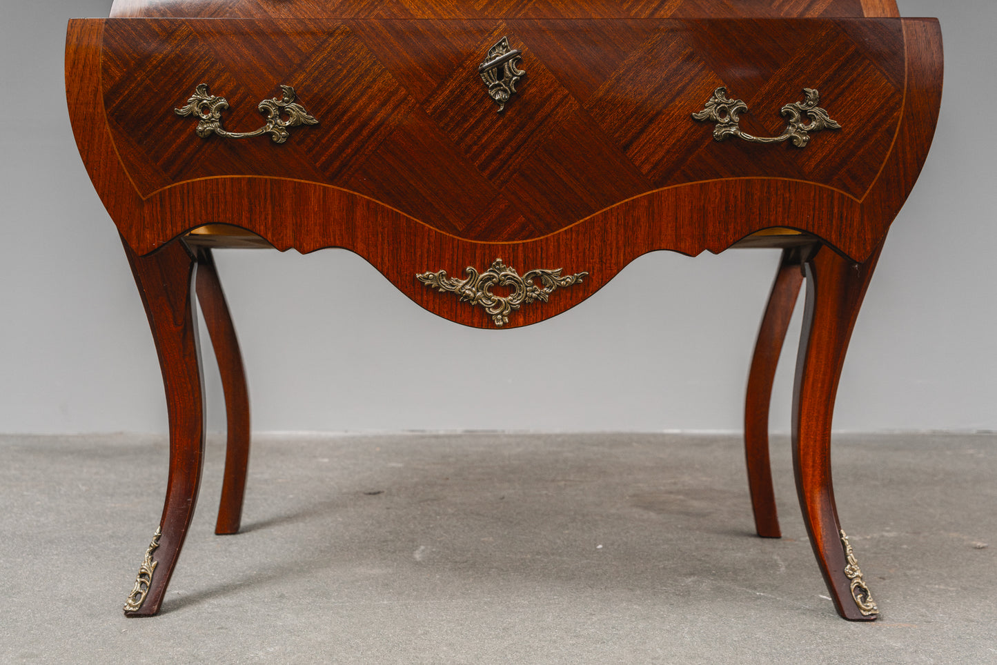 kleine Kommode im Barock Stil