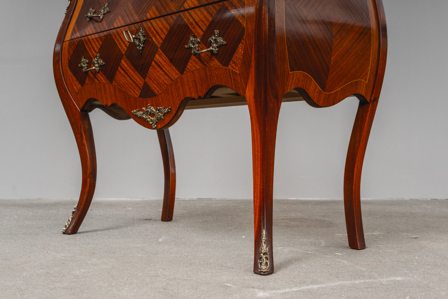 kleine Kommode im Barock Stil