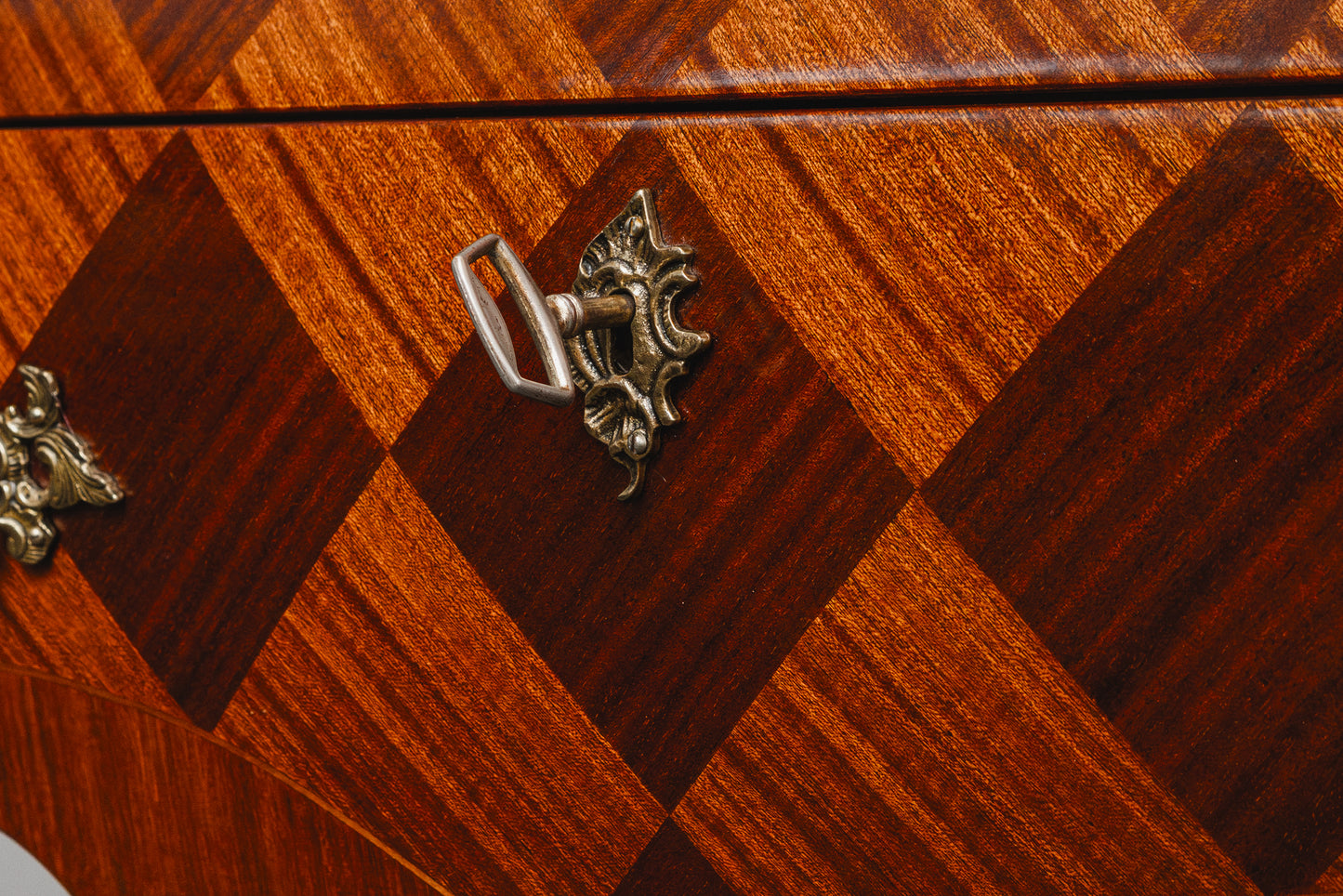 kleine Kommode im Barock Stil