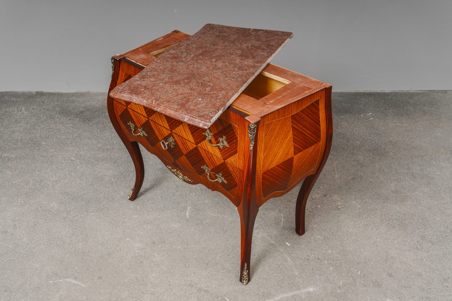 kleine Kommode im Barock Stil