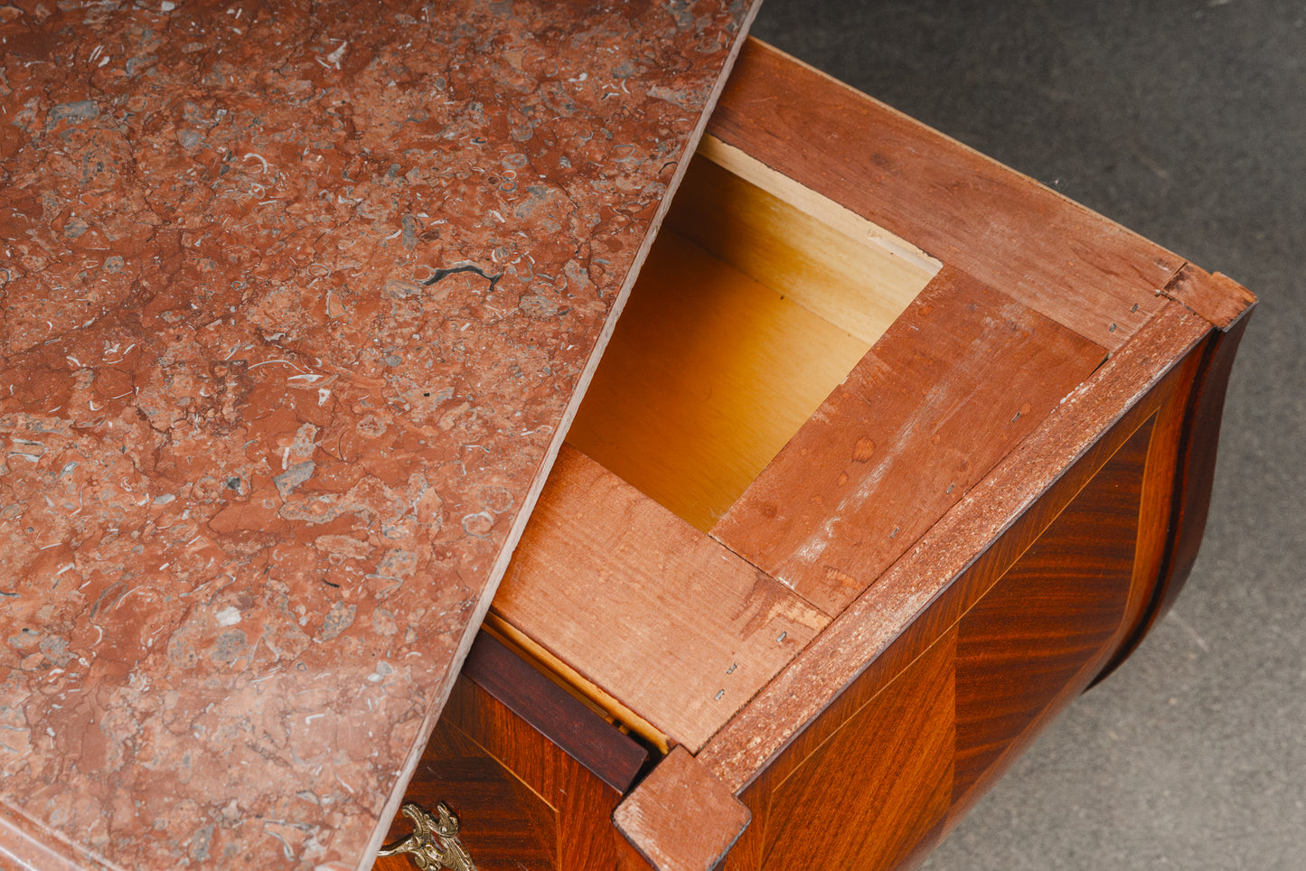 kleine Kommode im Barock Stil