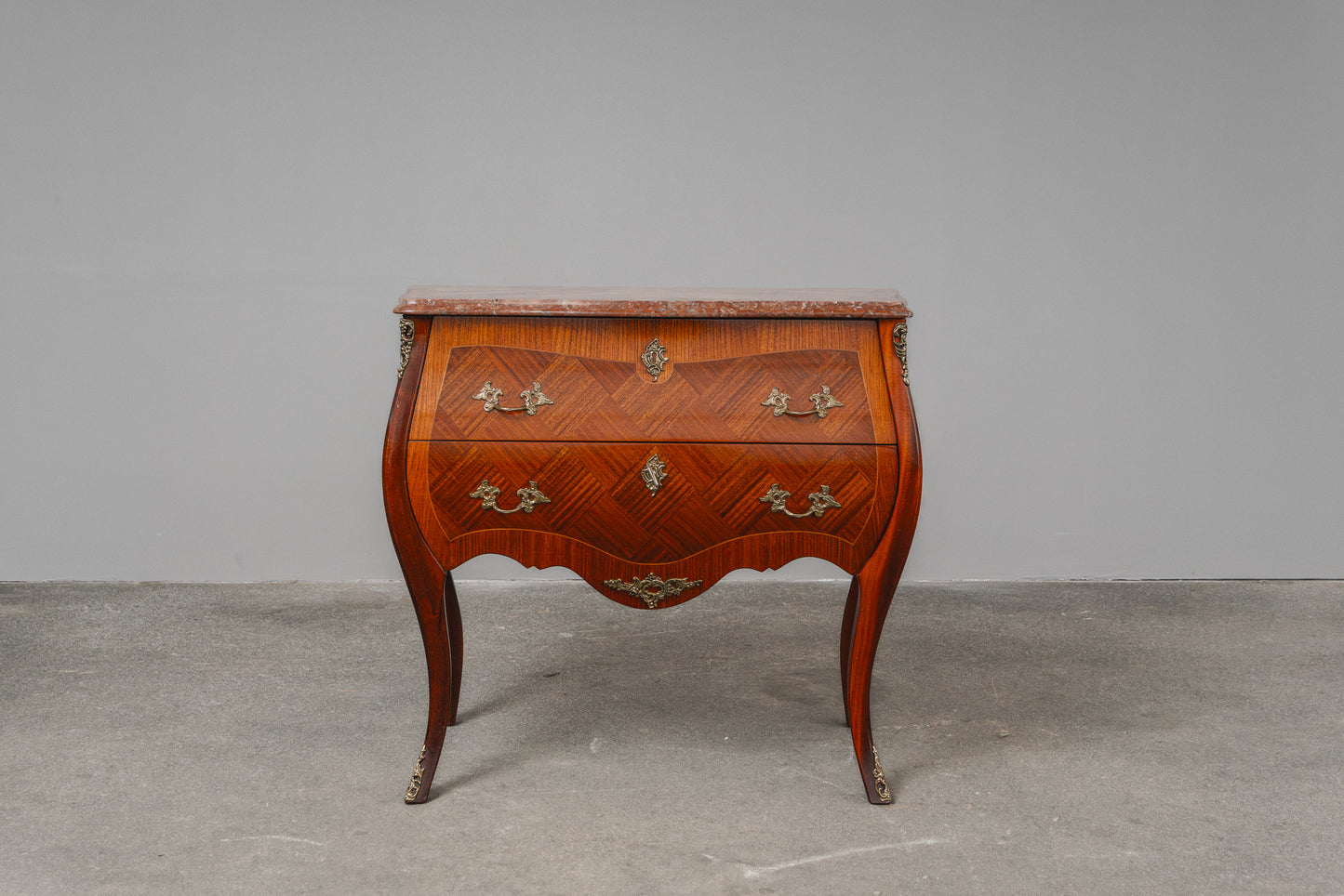 kleine Kommode im Barock Stil