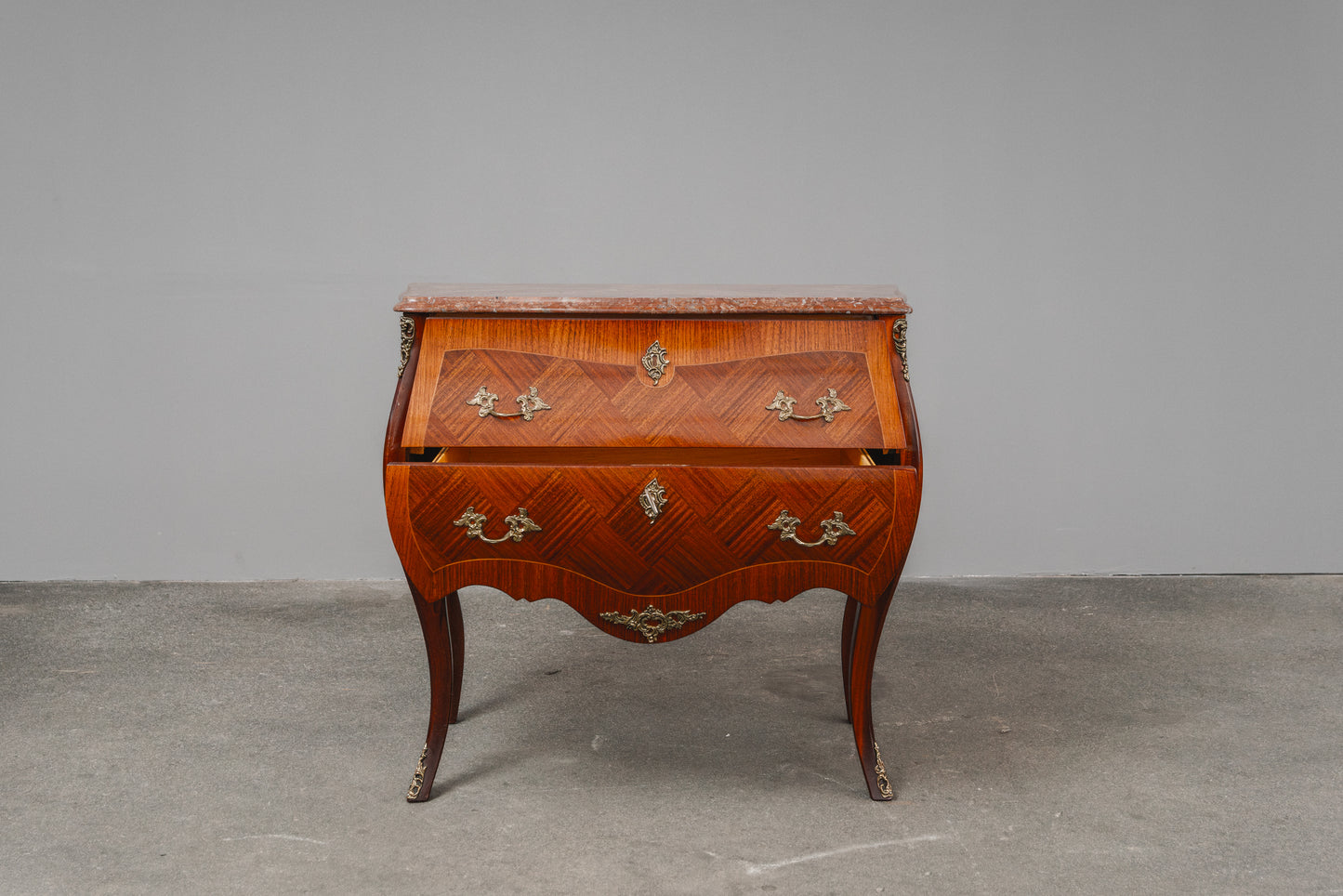 kleine Kommode im Barock Stil