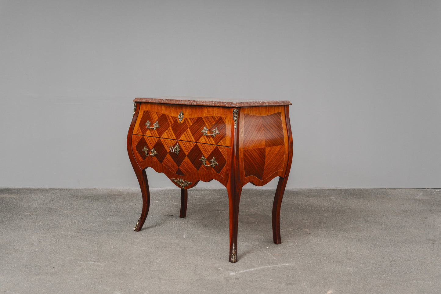 kleine Kommode im Barock Stil