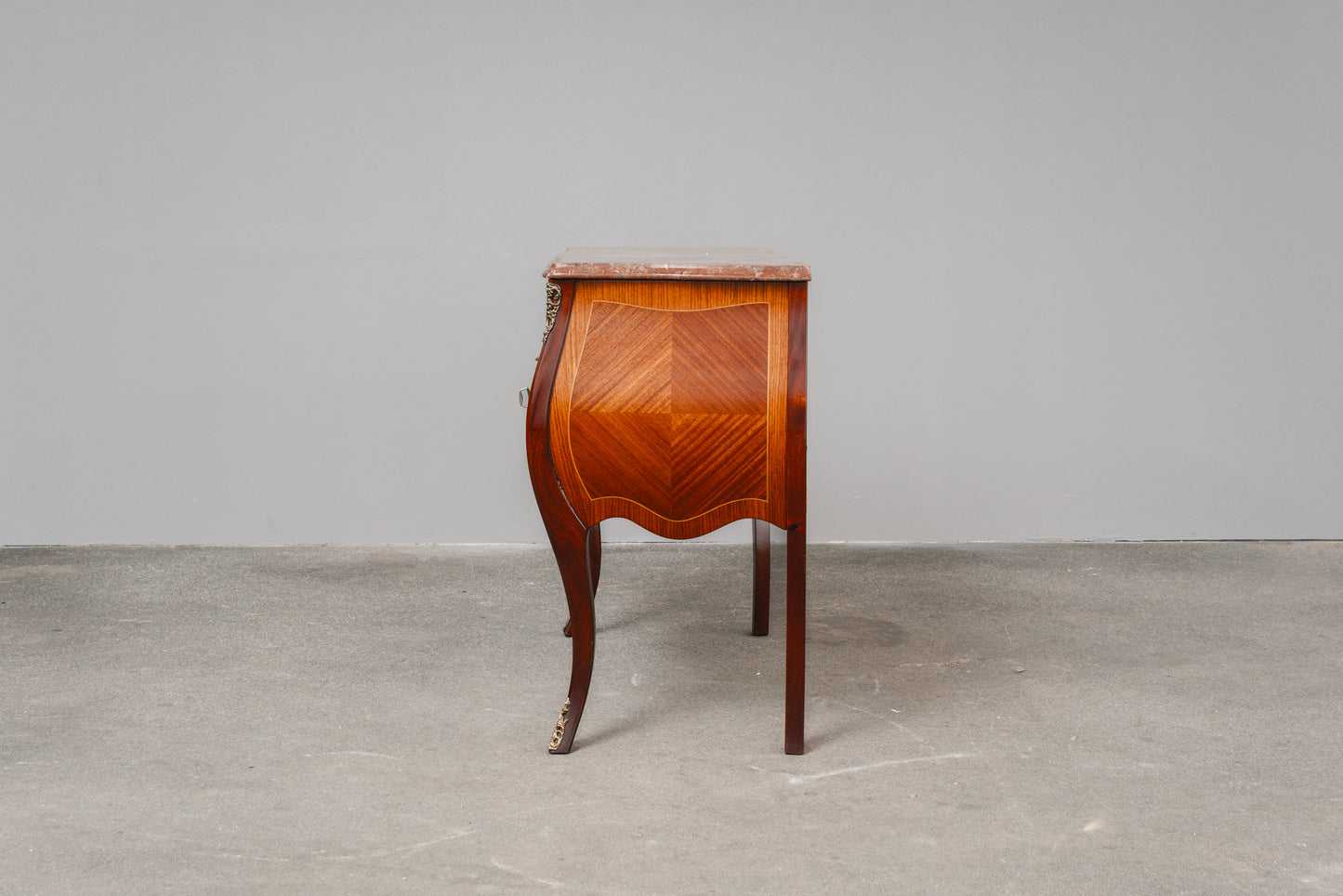 kleine Kommode im Barock Stil