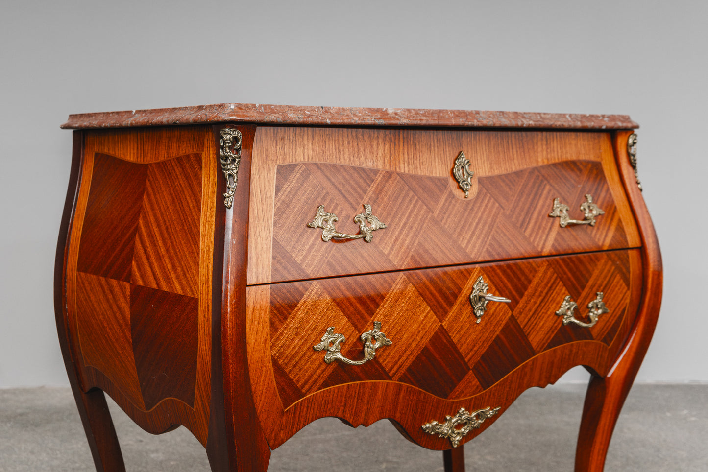 kleine Kommode im Barock Stil