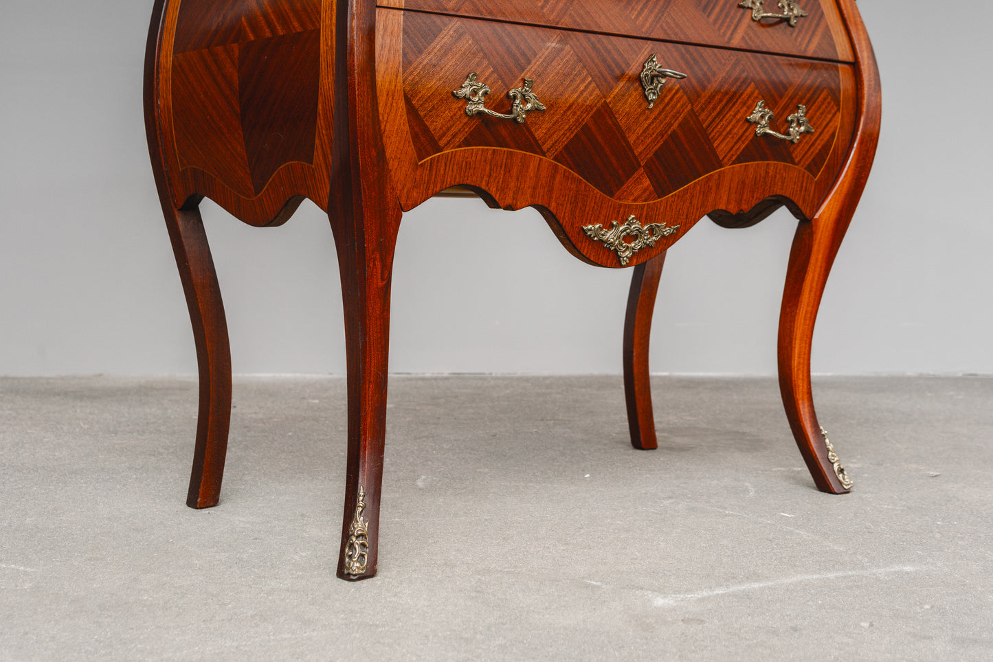 kleine Kommode im Barock Stil