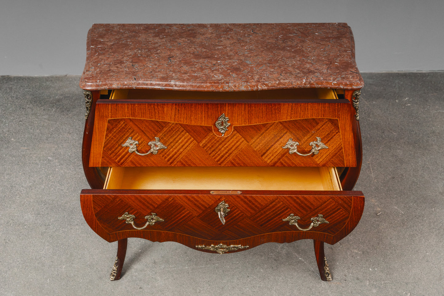 kleine Kommode im Barock Stil