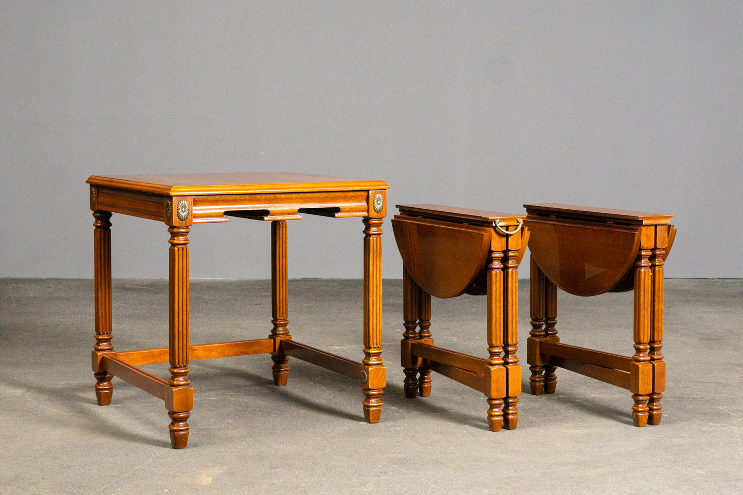Elegante Beistelltische im klassizistischen Stil