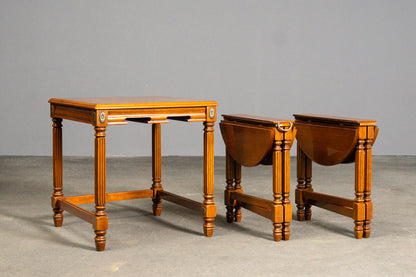 Elegante Beistelltische im klassizistischen Stil
