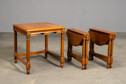 Elegante Beistelltische im klassizistischen Stil