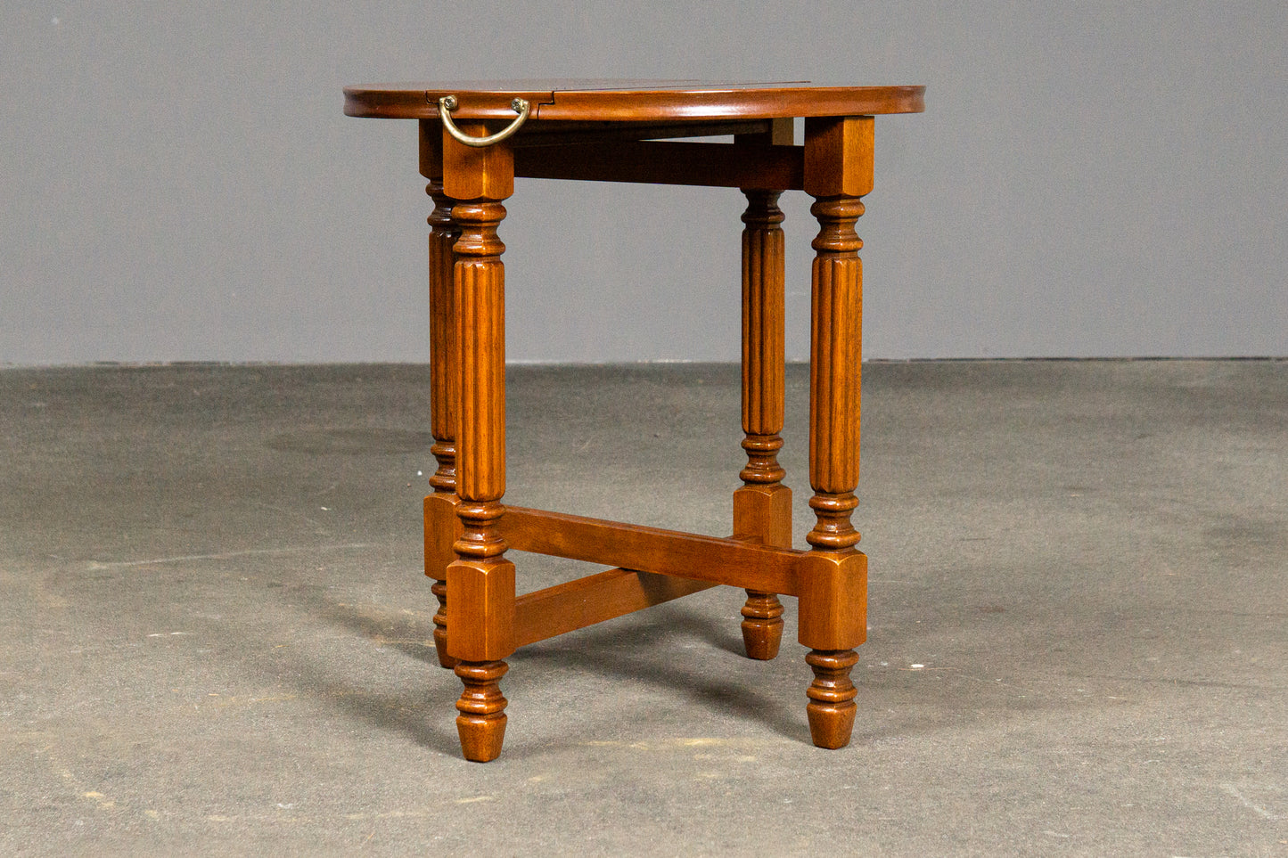 Elegante Beistelltische im klassizistischen Stil