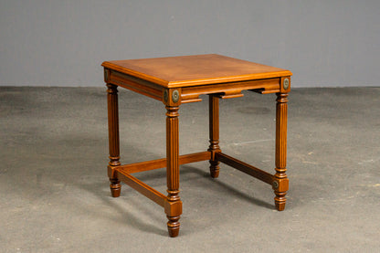 Elegante Beistelltische im klassizistischen Stil