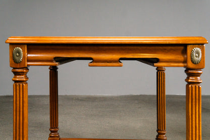 Elegante Beistelltische im klassizistischen Stil