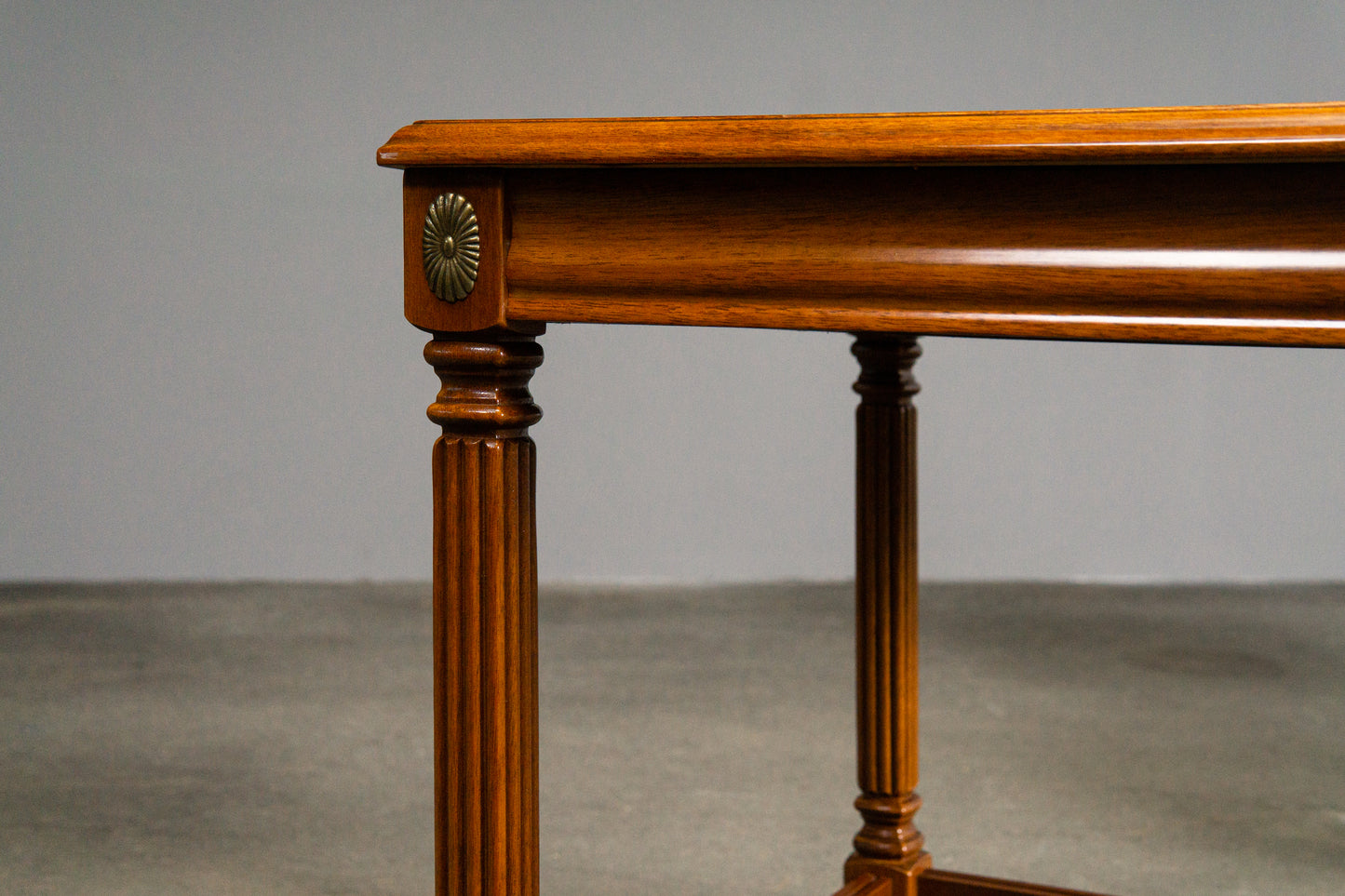 Elegante Beistelltische im klassizistischen Stil