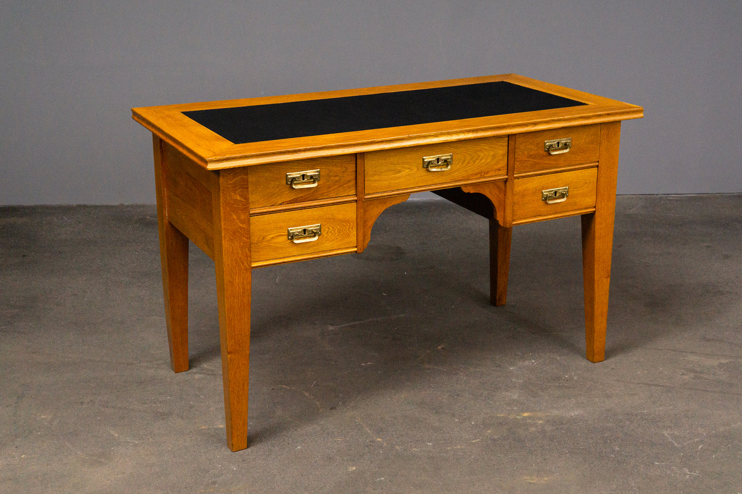 Praktischer Antiker Schreibtisch