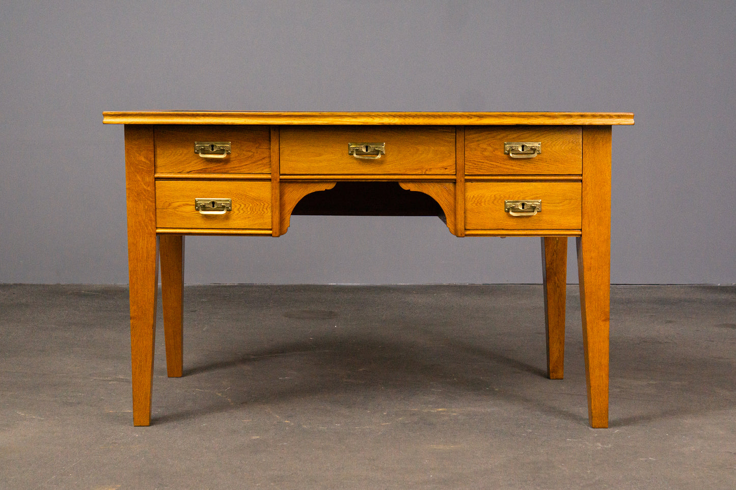 Praktischer Antiker Schreibtisch