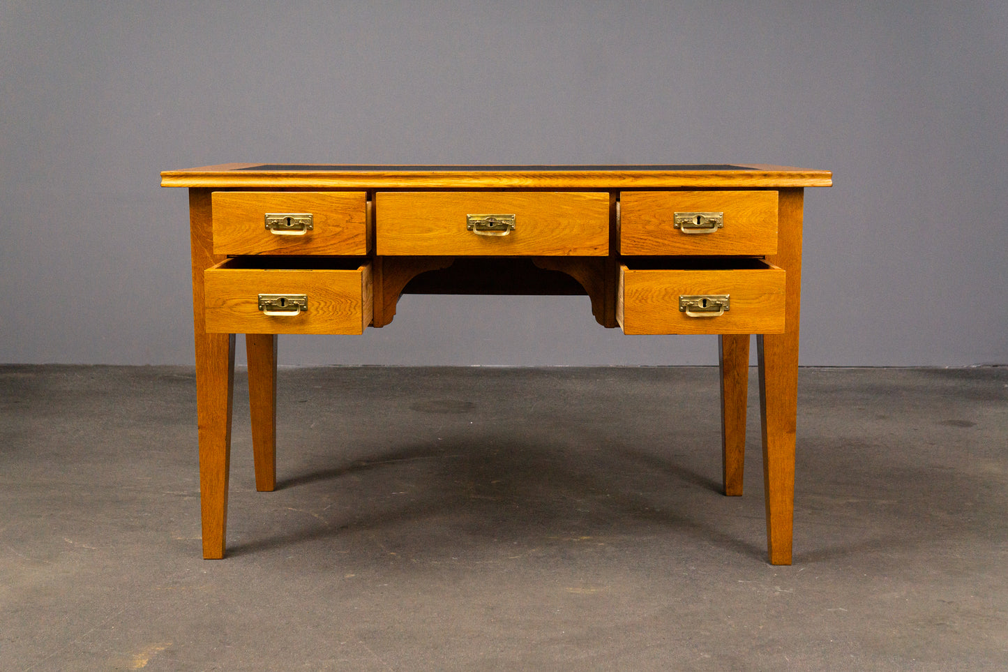 Praktischer Antiker Schreibtisch