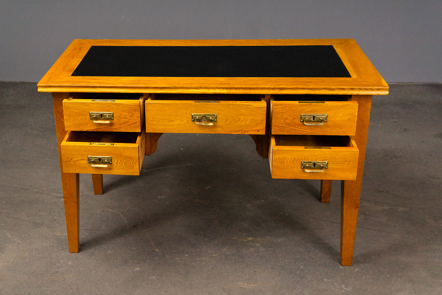 Praktischer Antiker Schreibtisch